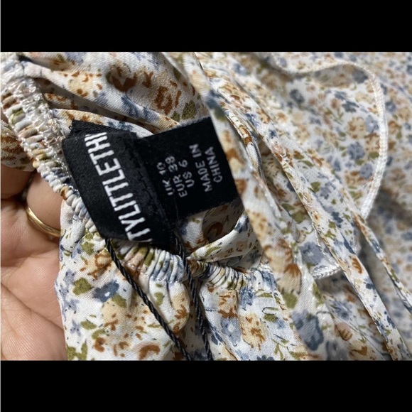 Prettylittlething dress
Size 6
Super cute
New - Picture 4 of 11